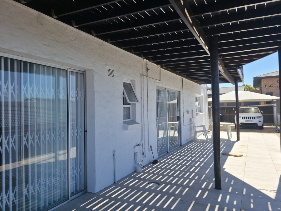 6 Bedroom Property for Sale in Wavecrest Eastern Cape